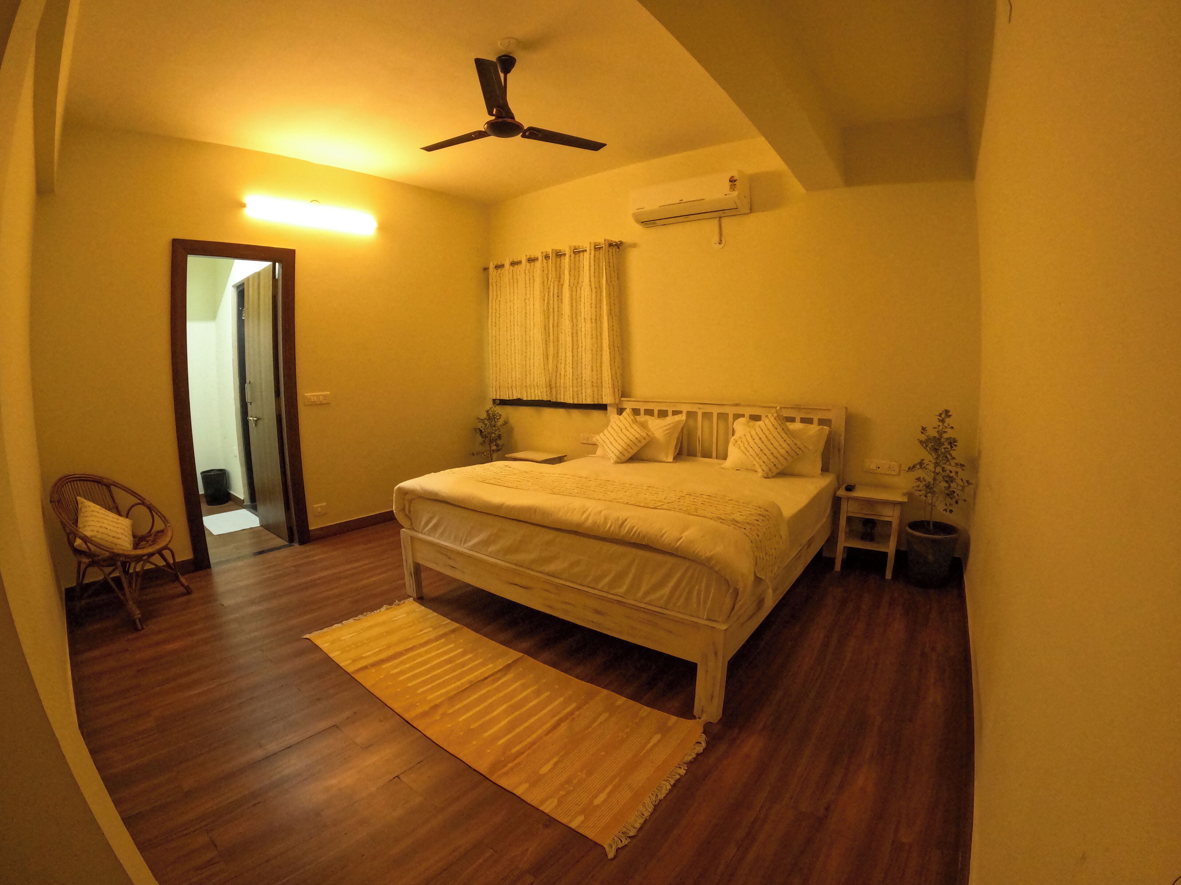 4 chambres, coffres-forts dans les chambres, fer et planche à repasser