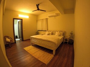 4 bedrooms, in-room safe, iron/ironing board, free WiFi