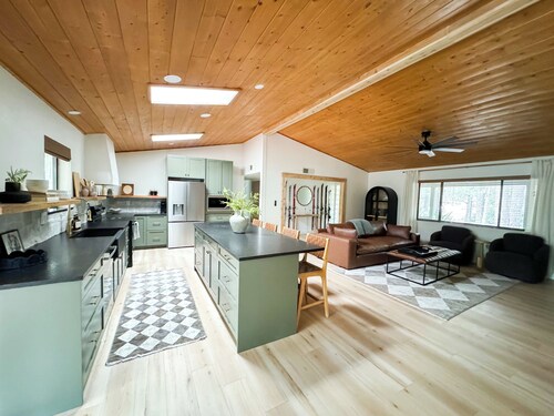 Lakeside Cozy Cabin Retreat/Modern Ski Chalet 3bd / 2bth + Game Room & huge lot