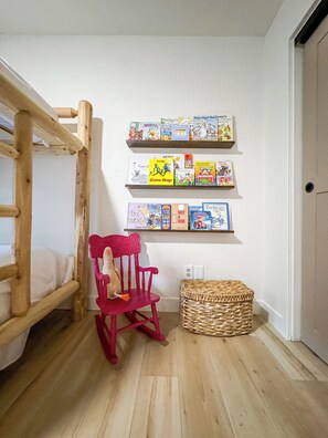 3 habitaciones, escritorio, tabla de planchar con plancha y wifi gratis