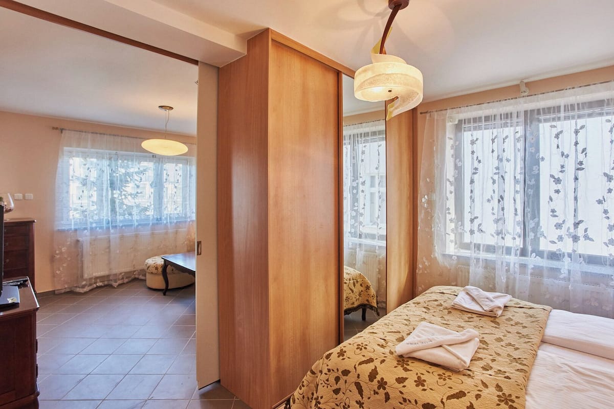 Junior Suite | 1 bedroom, iron/ironing board, free WiFi