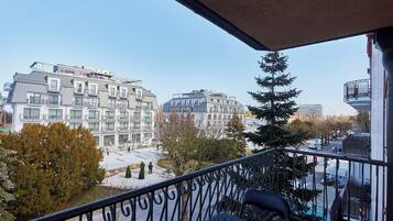 Junior Suite | 1 bedroom, iron/ironing board, free WiFi