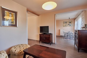 Junior Suite | 1 bedroom, iron/ironing board, free WiFi