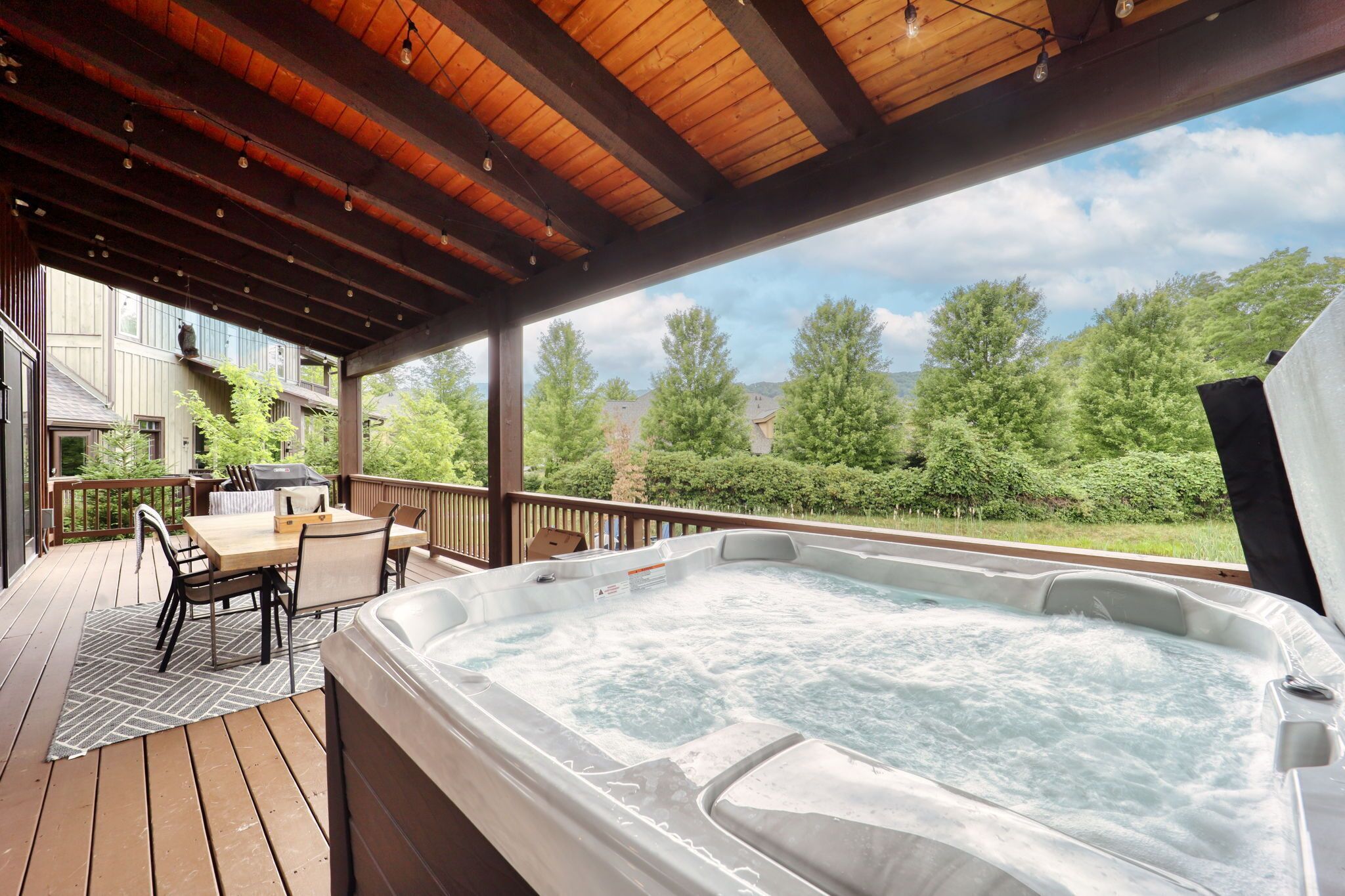 Elk Creek Retreat- Modern oasis with hot tub, fire pit. Close to town and slopes