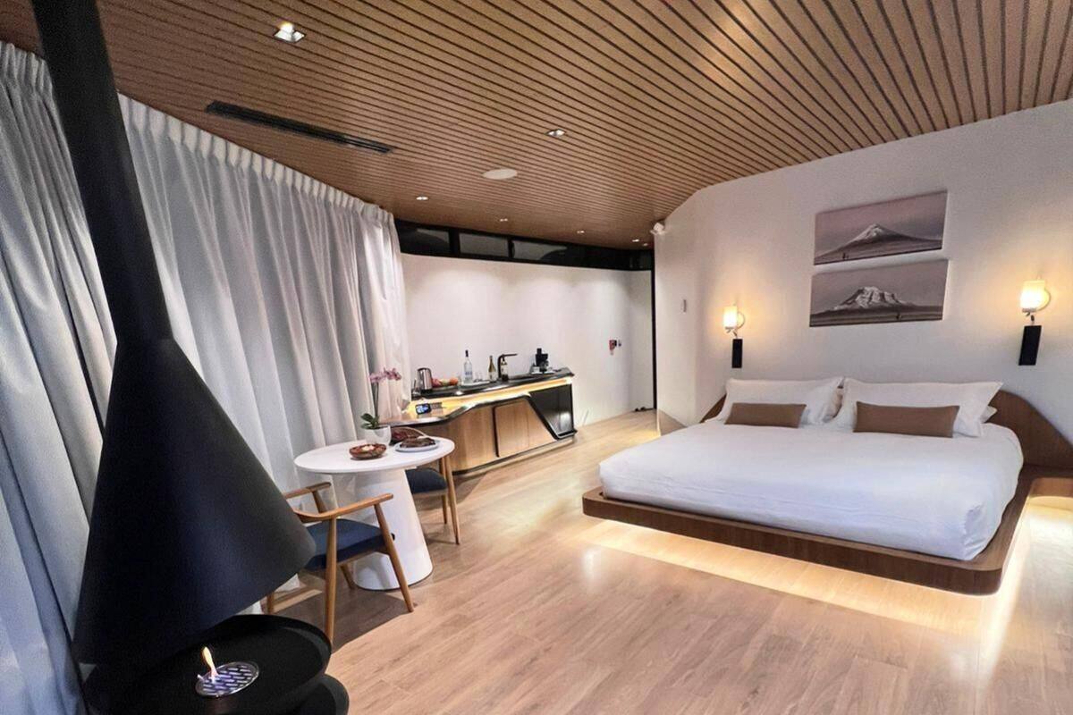 Suite | Seprai premium, selimut bulu angsa, minibar, dan brankas