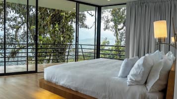 Loft | 3 bedrooms, premium bedding, down comforters, in-room safe