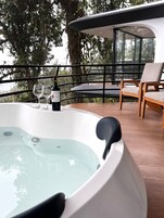 Family Loft | Jetted tub