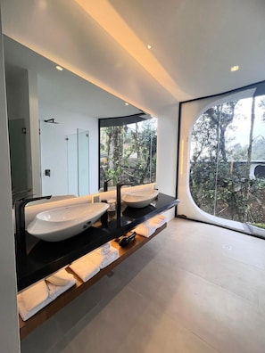 Family Suite | Bathroom | Separate tub and shower, free toiletries, hair dryer, slippers