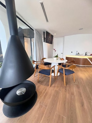 TV connectée, cheminée, baby-foot, table de tennis de table