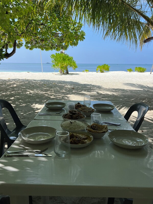 Déjeuner complet gratuit tous les jours