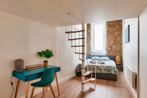 2 bedrooms, desk, iron/ironing board, WiFi
