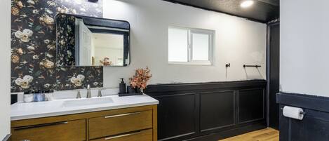 Een douche, een haardroger, handdoeken, zeep