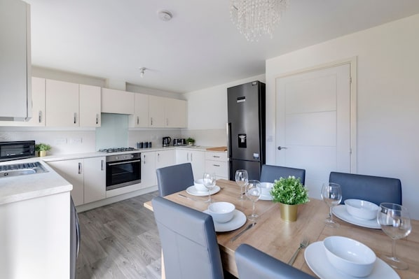 Kühlschrank, Mikrowelle, Ofen, Herdplatte