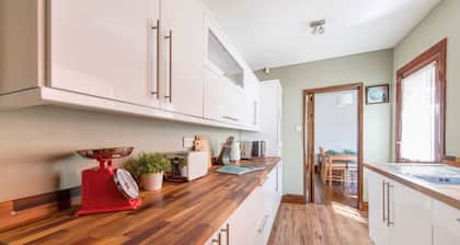 Charming & Cosy Home | Free Wi-Fi & Great Location