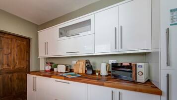 冰箱、微波炉、烤箱、炉灶