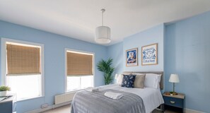 2 slaapkamers, een strijkplank/strijkijzer, internet, beddengoed