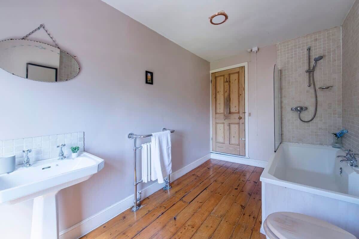 Shower, hair dryer, towels, shampoo