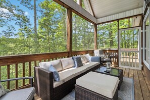 Smart TV, caminetto, tavolo da calcetto, biblioteca musicale