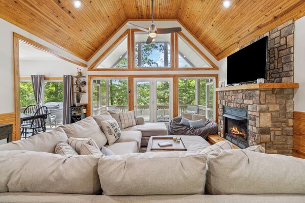 Smart TV, caminetto, tavolo da calcetto, biblioteca musicale