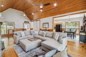 Smart TV, caminetto, tavolo da calcetto, biblioteca musicale