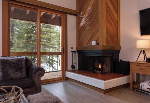 Modern 2-bedroom condo in gorgeous Truckee with access to Northstar Rec Center