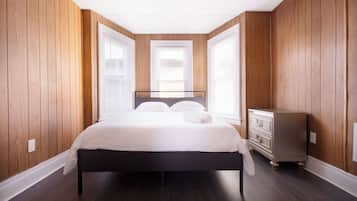 4 bedrooms, iron/ironing board, WiFi, bed sheets