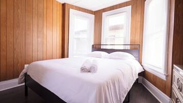 4 bedrooms, iron/ironing board, WiFi, bed sheets