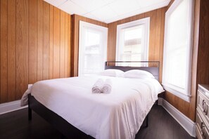 4 bedrooms, iron/ironing board, WiFi, bed sheets