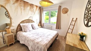 2 slaapkamers, een strijkplank/strijkijzer, reisbedje, gratis wifi