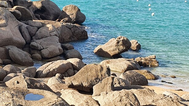 A rocky shoreline with large boulders and clear blue water. - flat with two bedrooms, walking distance from the beach with parking and balcony (Perros-Guirec)