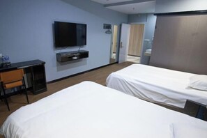 A hotel room with two beds, a desk with a chair, a television, and a wardrobe. - Aishange Home Cinema Hotel (Zhuji Datang Branch) (Zhuji)