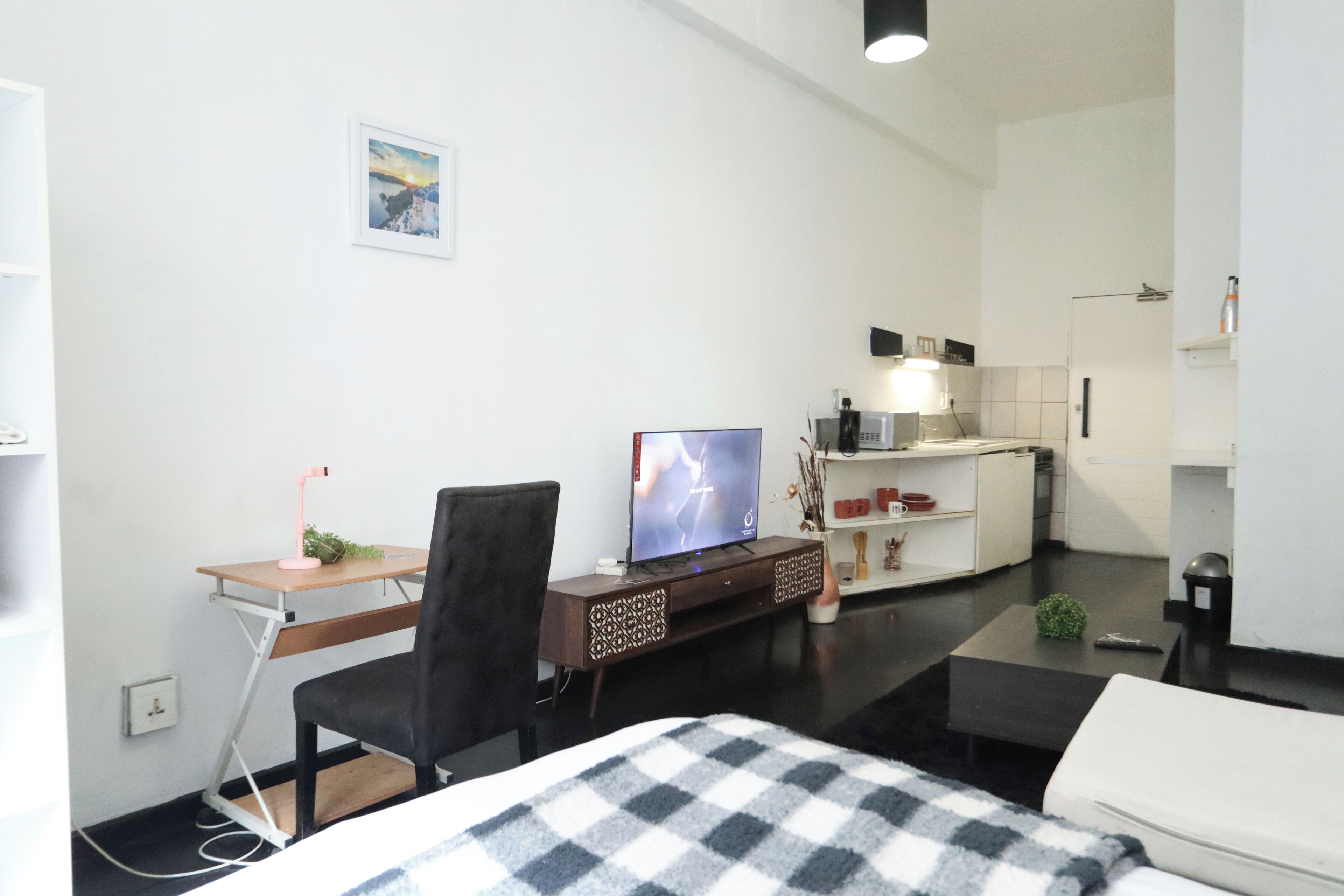 تلفزيون بشاشة مسطحة