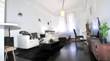 Deluxe Apartment | Living area | Flat-screen TV