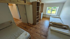 3 slaapkamers, een strijkplank/strijkijzer, reisbedje, gratis wifi