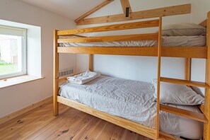 3 quartos, ferros/tábuas de passar roupa, berço de viagem
