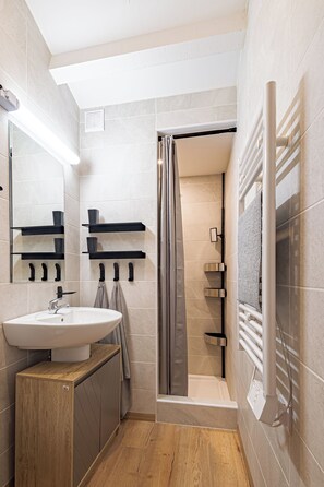 Een douche, een haardroger, handdoeken, zeep