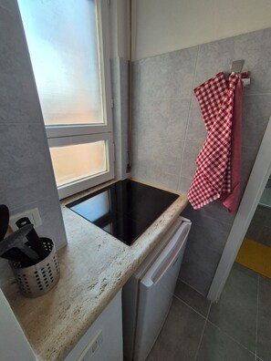 Hiustenkuivaaja, bidee, pyyhkeet, saippua