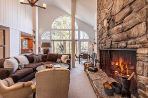 Una Smart TV, una chimenea, una oficina