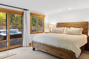 4 bedrooms, desk, WiFi, bed sheets