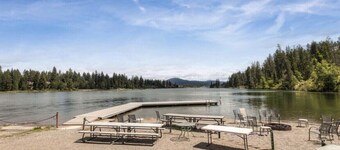 Cozy Harbor Island RV getaway in beautiful Coeur d'Alene. 