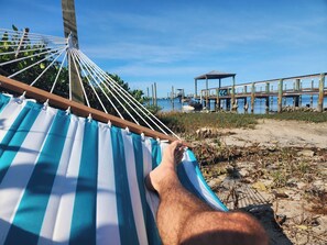 På stranden, liggestole, badehåndklæder