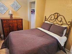 2 室のベッドルーム、アイロン / アイロン台、WiFi (無料)、ベッドシーツ