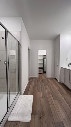 Bathroom - Stunning 4-bedroom house in Vibrant Garland-Plano-Dallas Metro (Garland)