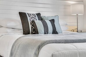 5 bedrooms, iron/ironing board, WiFi, bed sheets - Last Minute Disney Getaway! Townhouse with Private Pool. Book Now! #65543 (Orlando)