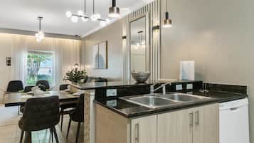 Kühlschrank, Mikrowelle, Ofen, Herdplatte