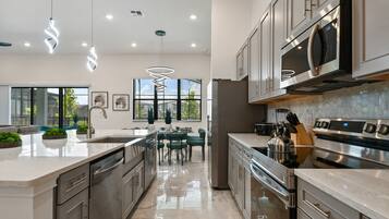 Kjøleskap, mikrobølgeovn, ovn og kokeplater