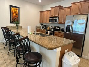 Kylskåp, mikrovågsugn, ugn och spishäll