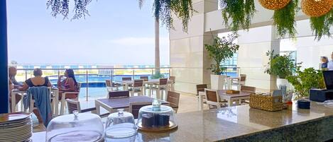 屋外ダイニングエリア