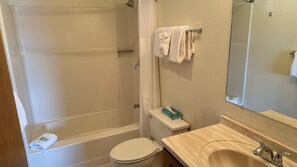 Secador de pelo y toallas