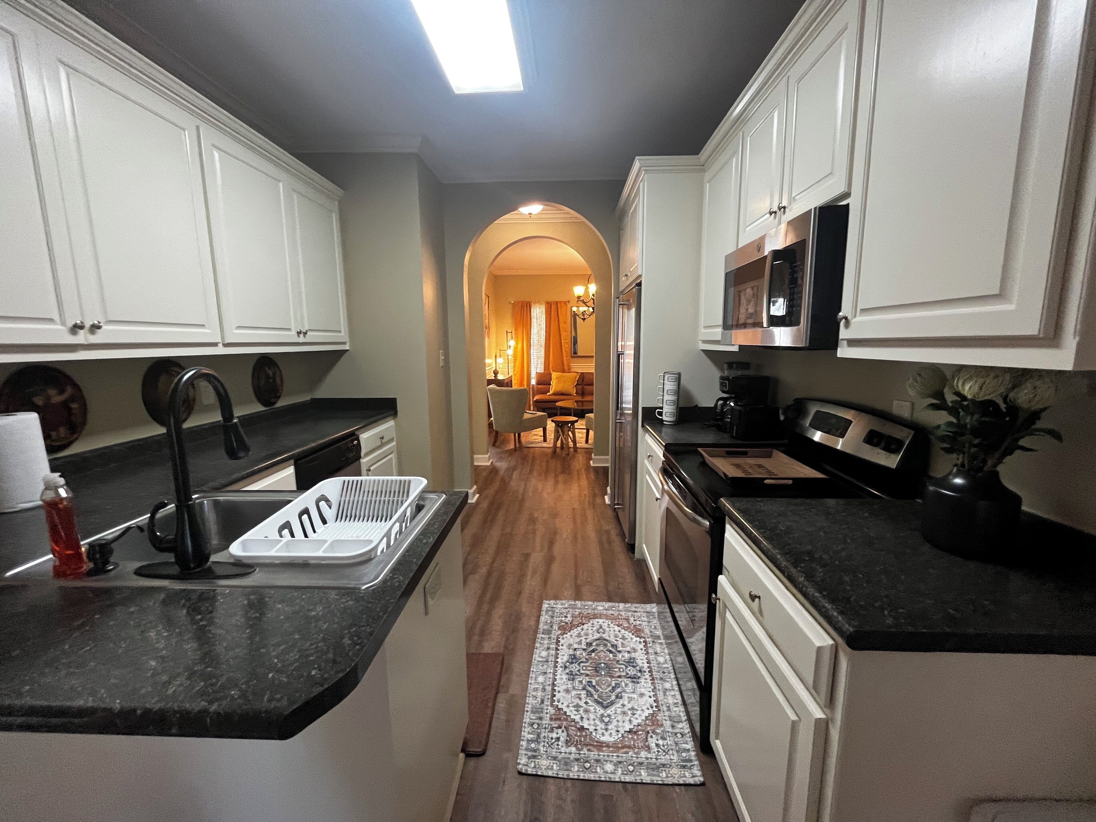 Jääkaappi, mikroaaltouuni, uuni, liesi